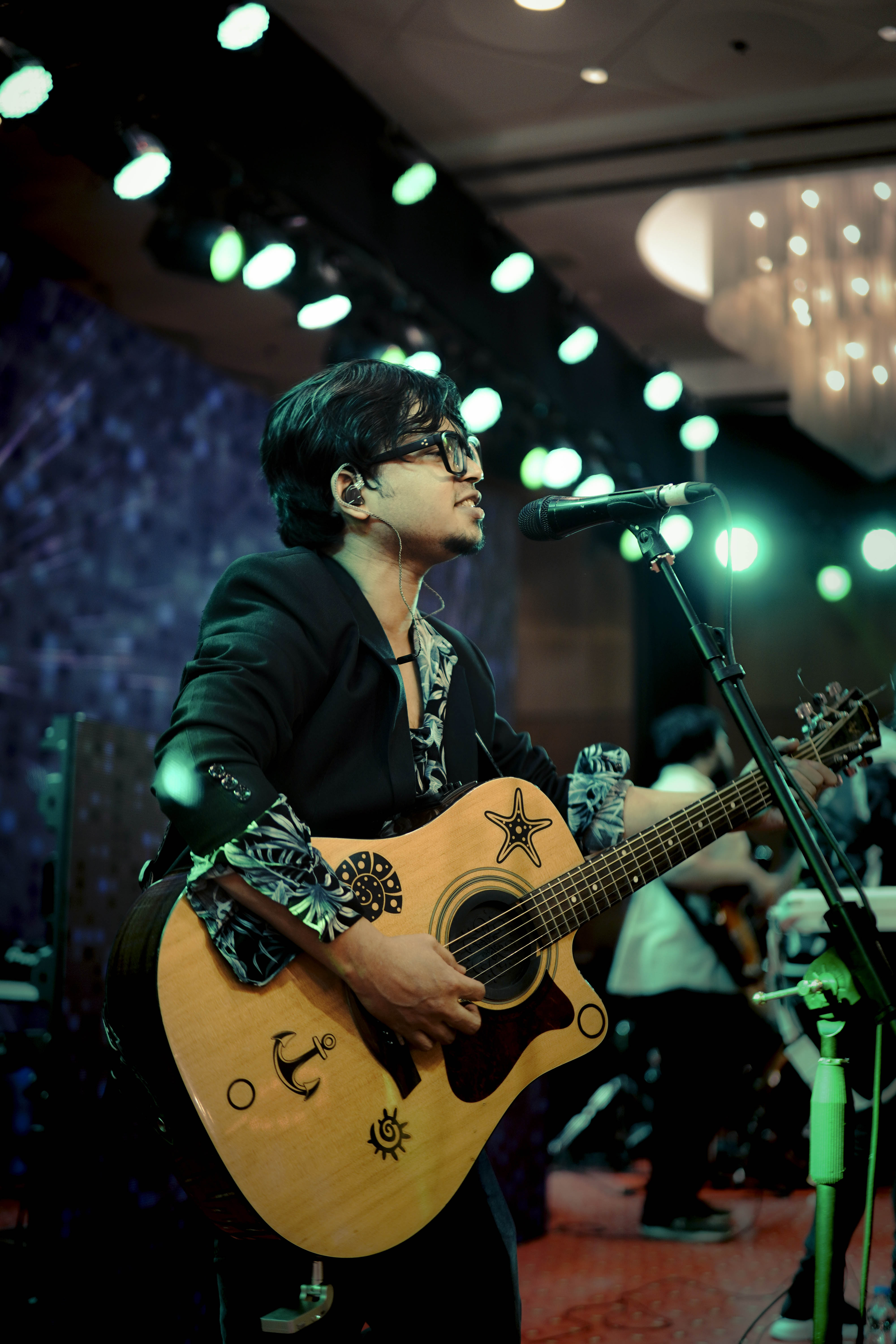 Samee acoustic live performance